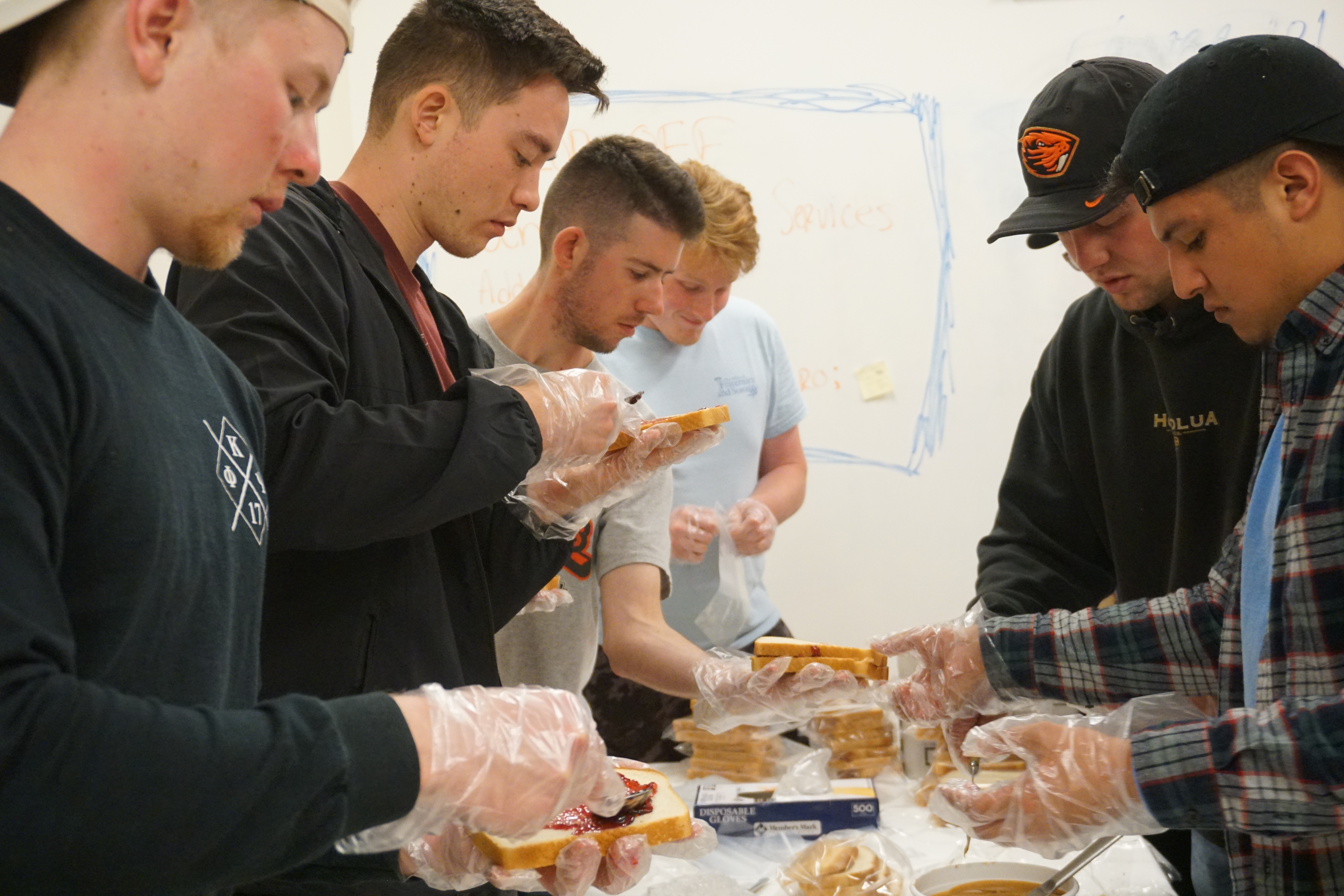 DSC02586 Phi Psi group packing food